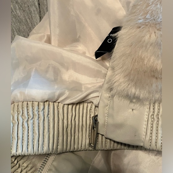 Size Small Coffee Shop New York Faux Fur Coat Lined inside Color Beige - Picture 14 of 14